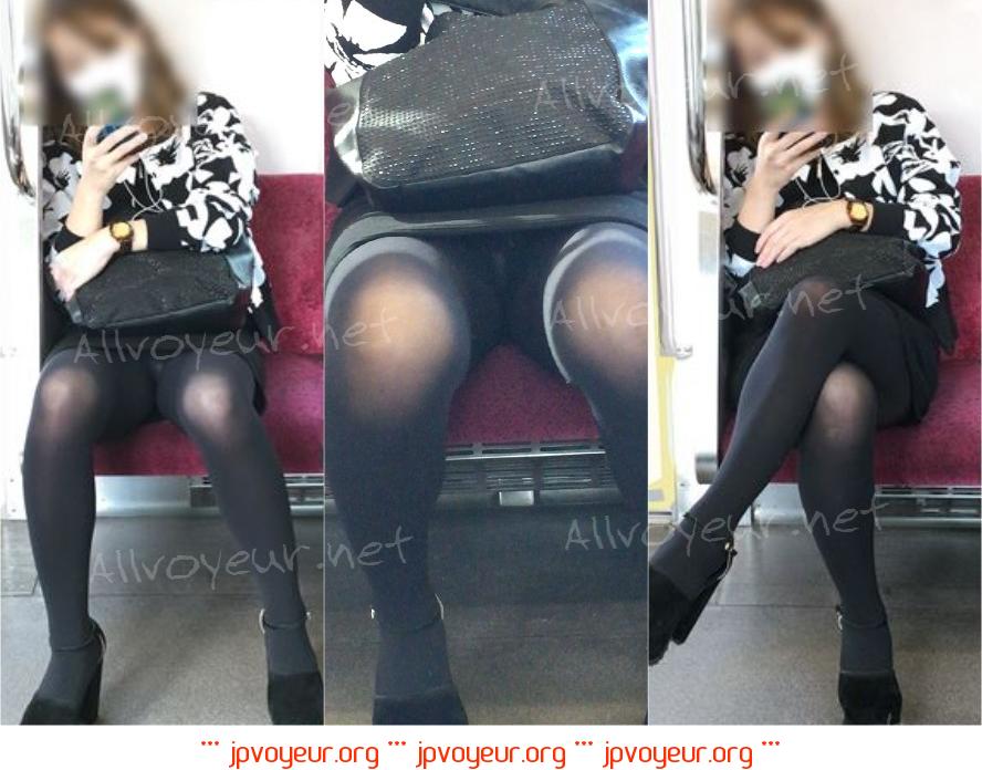 黒タイツ越し白パンティをガニ股開脚でガッツリ見せる