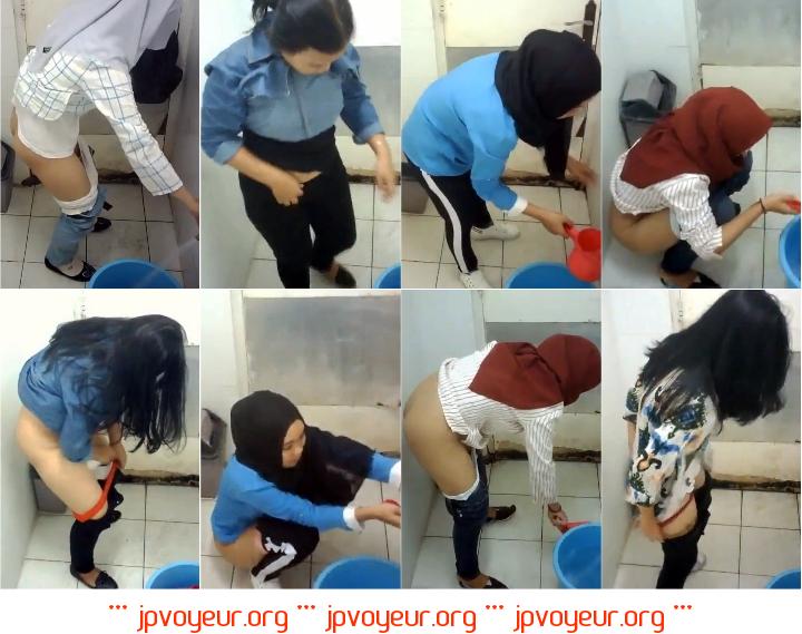 Hindustan women peeing