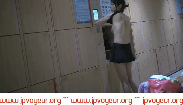 トイレの固定カメラが女子生徒がおしっこをしたり着替えたりする様子を撮影した